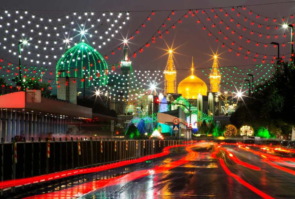 مسیر خیابان منتهی به حرم امام رضا از جاهای دیدنی مشهد در شب