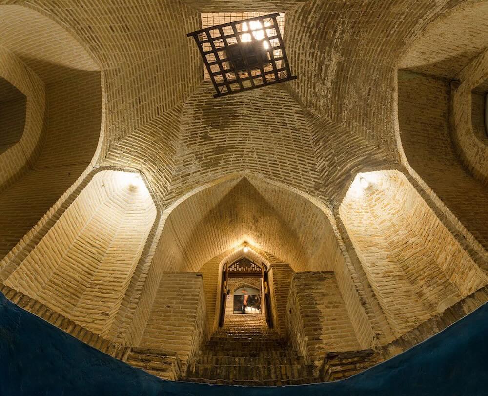 نمای سقف آجری و قوسدار موزه آب مشهد