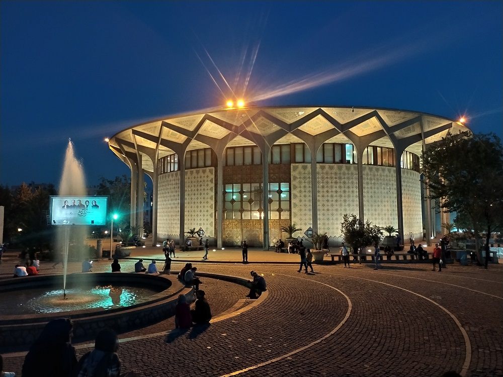 نمایی از پیاده‌روی در تئاتر شهر تهران در شب