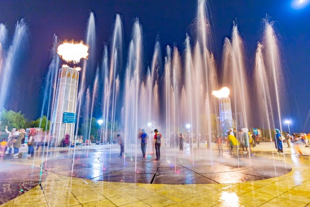 کودکان در حال بازی کردن در میان فواره‌های پارک آب و آتش