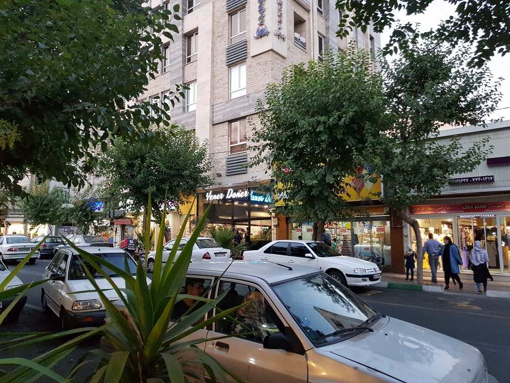 نمایی از پیاده‌روی در خیابان پیروزی تهران