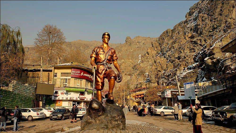 مجسمه کوهنورد میدان سربند
