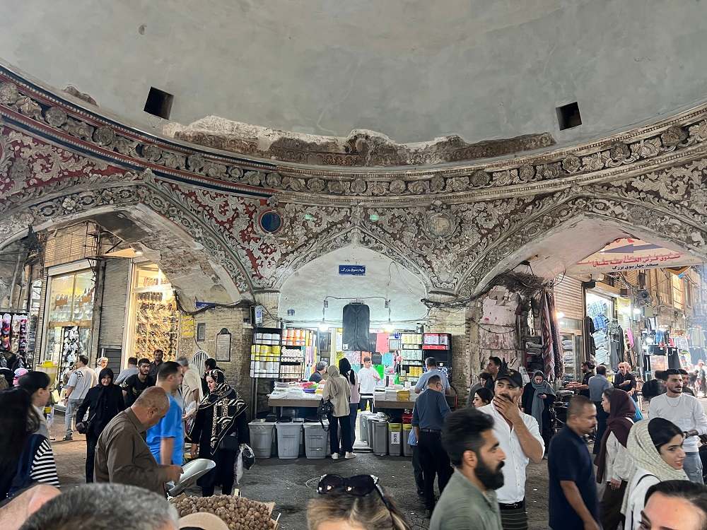 نمایی از پیاده‌روی و خرید در بازار بزرگ تهران