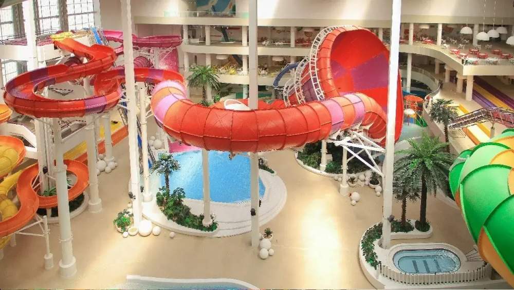 سرسرههای مارپیچ در پارک آبی اپارک