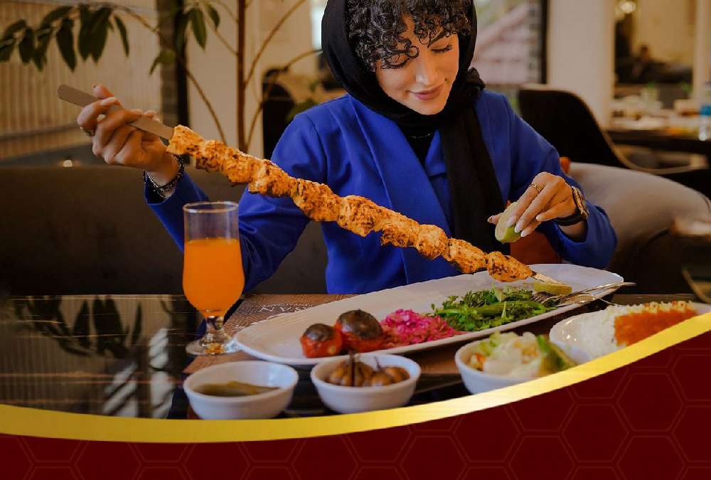 خانم جوان در حال خوردن کباب در رستوران های شاندیز مشهد