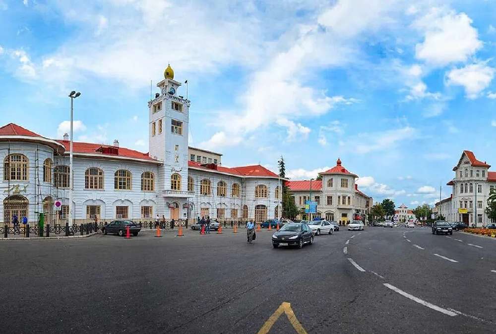 میدان شهرداری رشت در یک روز با آب و هوای بهاری