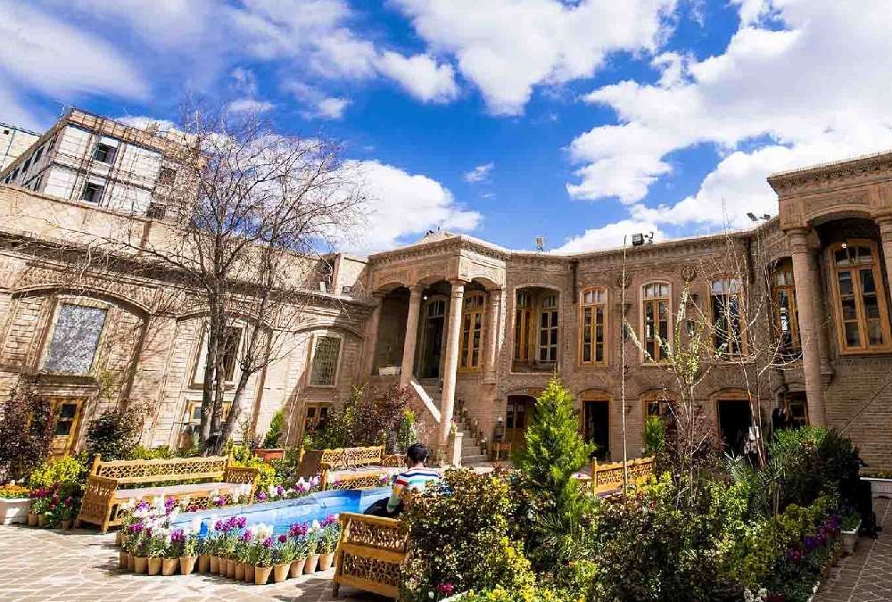 نمای خانه تاریخی داروغه مشهد یکی از جاذبههای فرهنگی و تاریخی شهر با معماری ایرانی و روسی