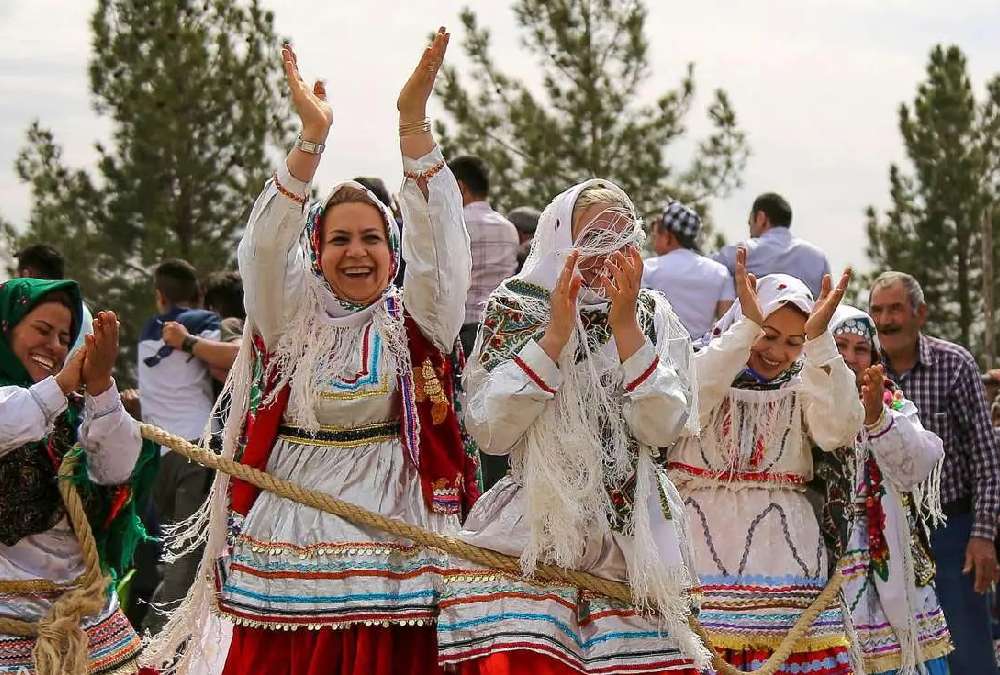 زنان با لباس محلی گیلکی در حال پایکوبی در رویداد محلی نوروزبل