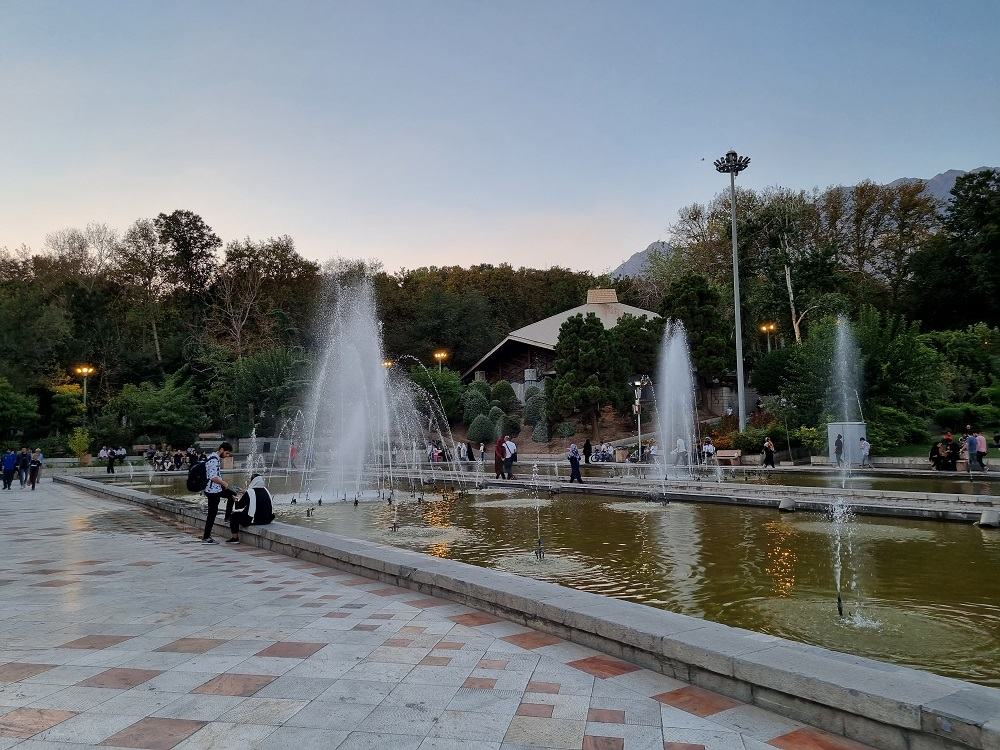 نمایی از پارک نیاوران از جاهای دنج تهران برای پیاده‌روی