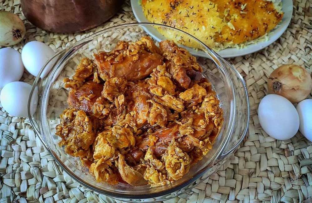 چخرتمه در یک ظرف روی حصیر در کنار تخم مرغ و برنج