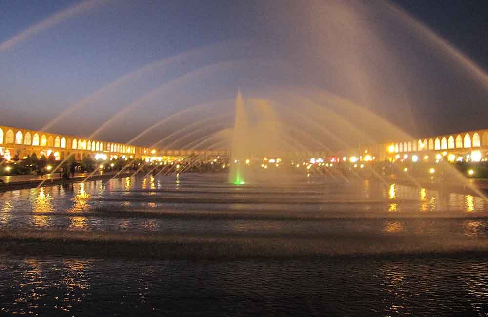 فواره‌های نقش جهان اصفهان در شب