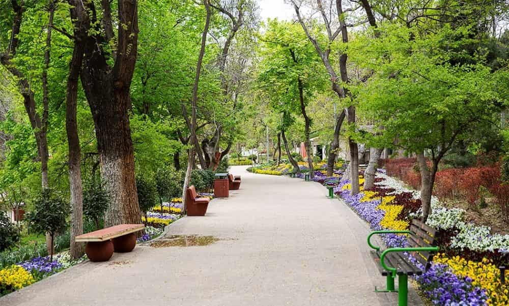 مسیر گل‌آرایی‌شده در پارک قیطریه تهران