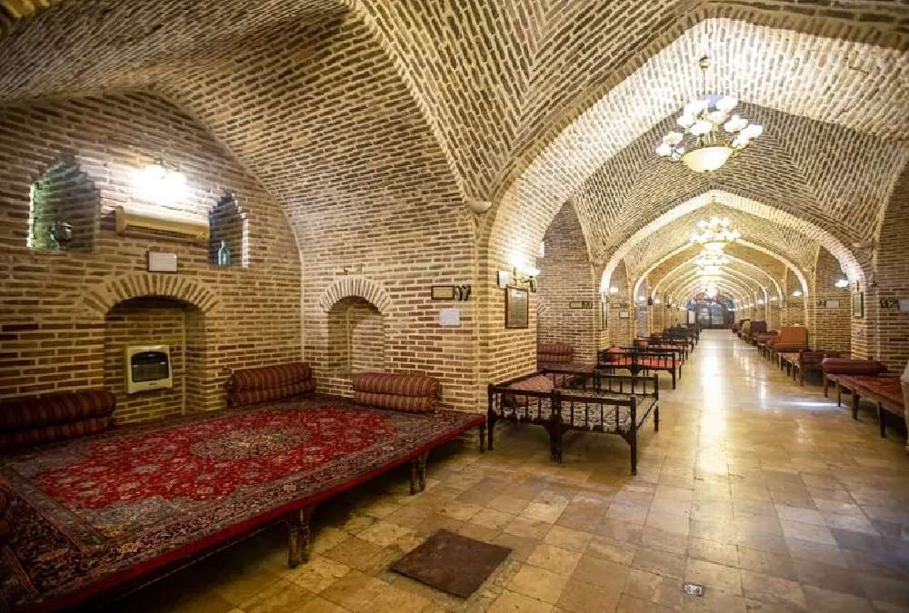 فضای داخلی رستوران سنتی باباقدرت مشهد