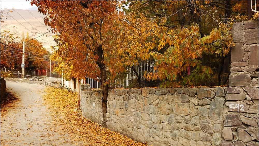 یکی از کوچههای روستای افجه در پاییز