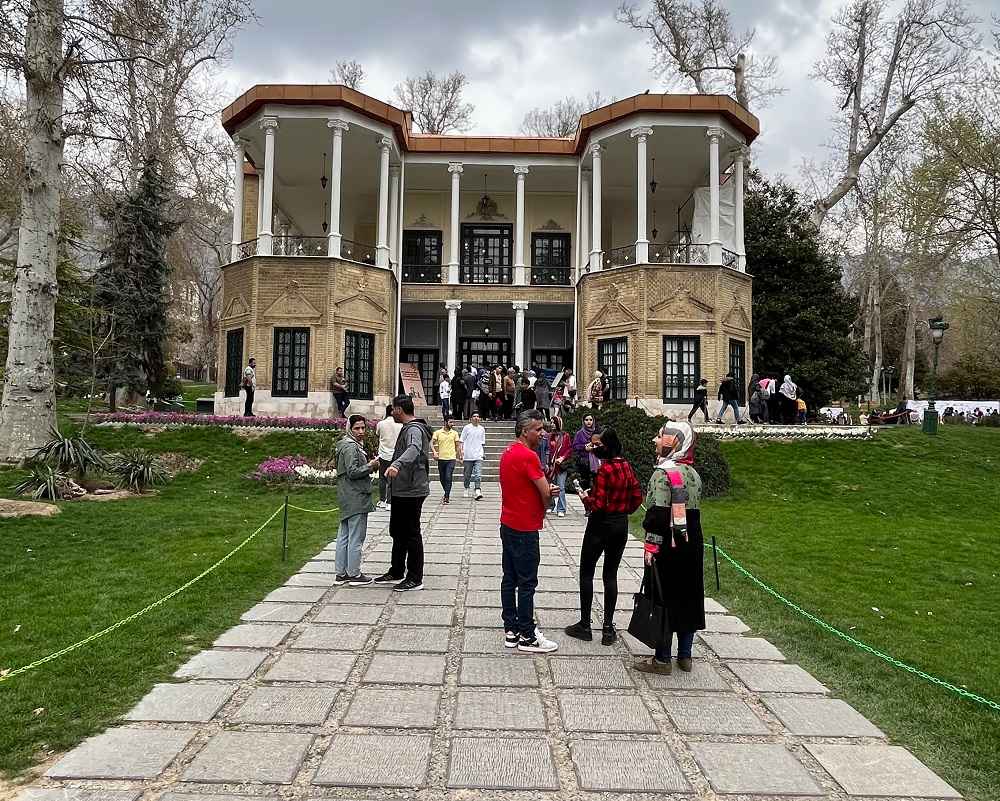 نمایی از پیاده‌روی در محوطه کاخ سعدآباد تهران