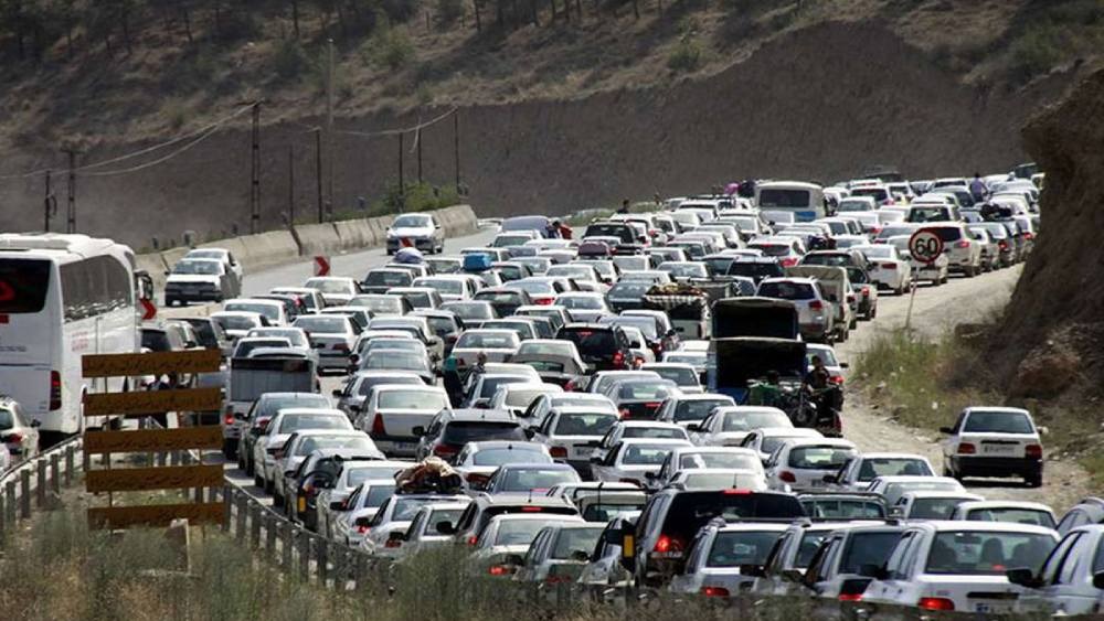 خودروهای گرفتار در ترافیک ورودی جاده چالوس