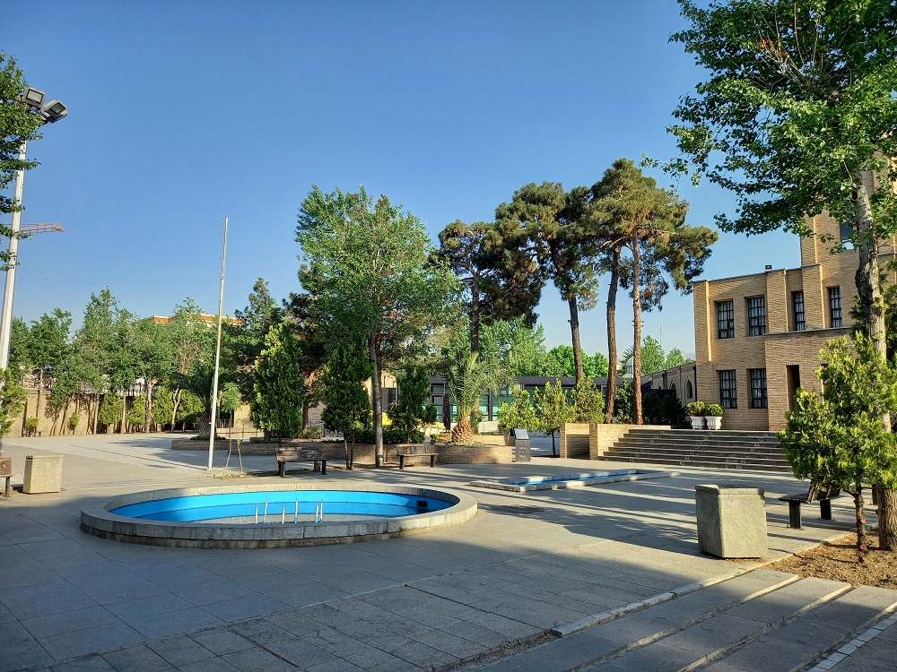 نمایی از محوطه باغ‌موزه قصر از جاهای مناسب برای پیاده‌روی در تهران