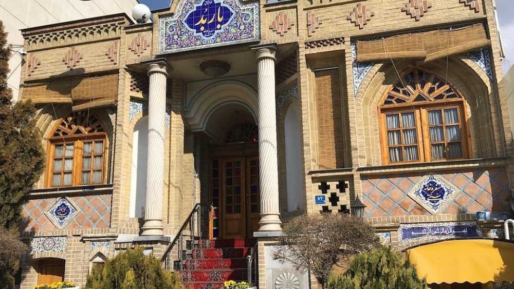 ورودی رستوران سنتی باربد در تهران