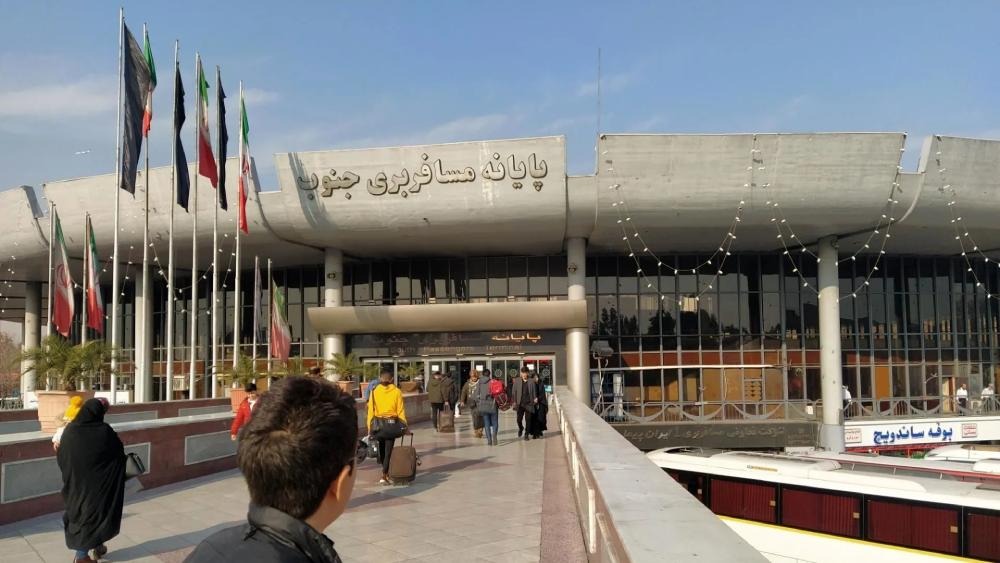 مردم در حال ورود و خروج از ترمینال جنوب