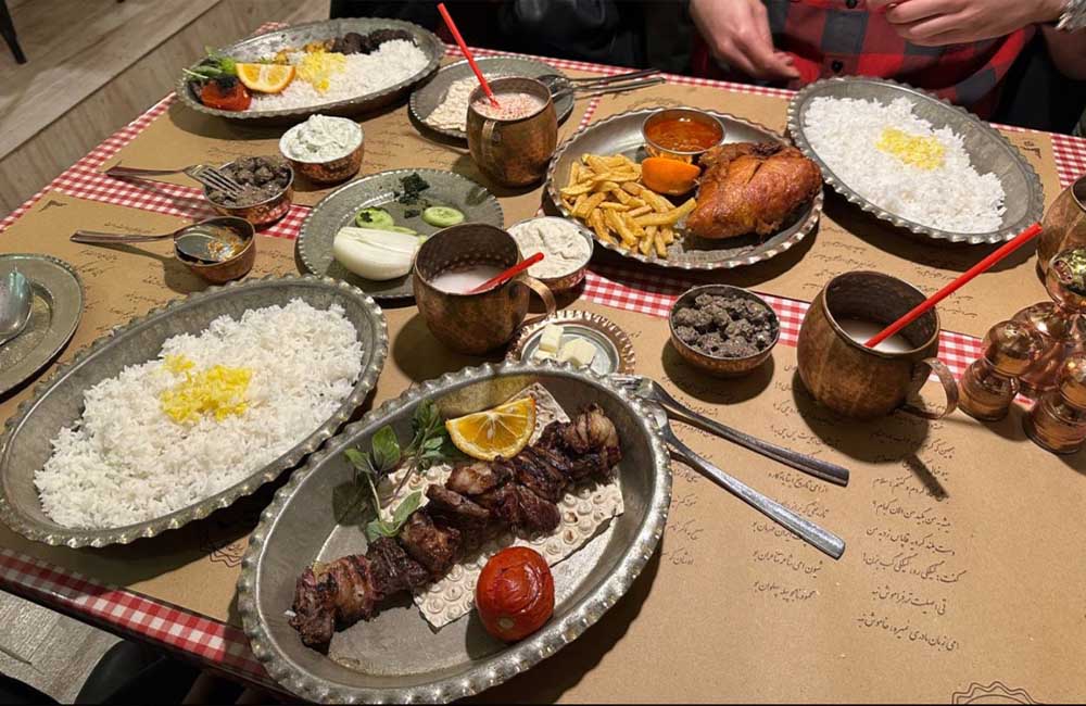 یک میز پر از غذا در رستوران چلو شیش