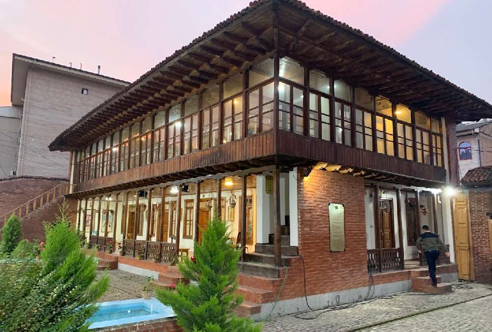 خانه موزه و مرکز اسناد میرزا کوچک جنگلی از جاهای دیدنی رشت در پاییز و زمستان