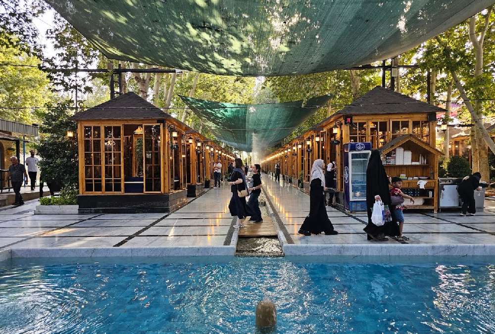 باغ رستوران دربار با آلاچیق‌های مدرن به‌عنوان رستوران باغی شاندیز