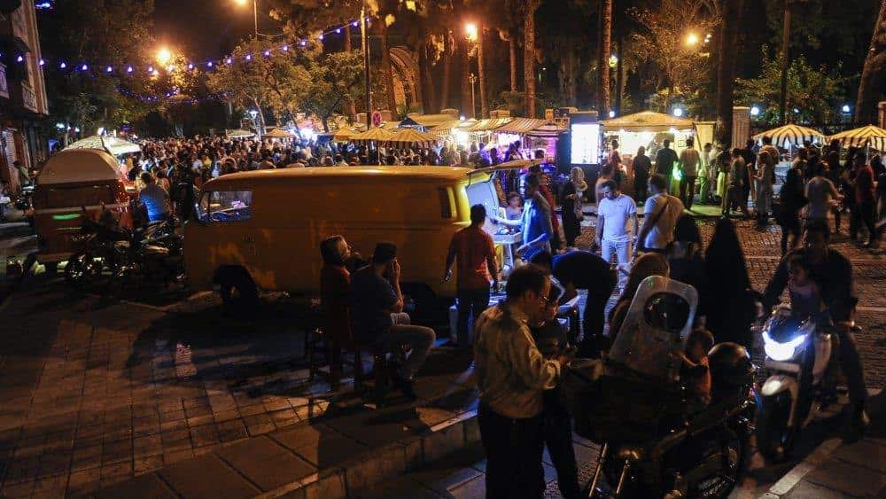 حال و هوای خیابان سی تیر تهران در شب