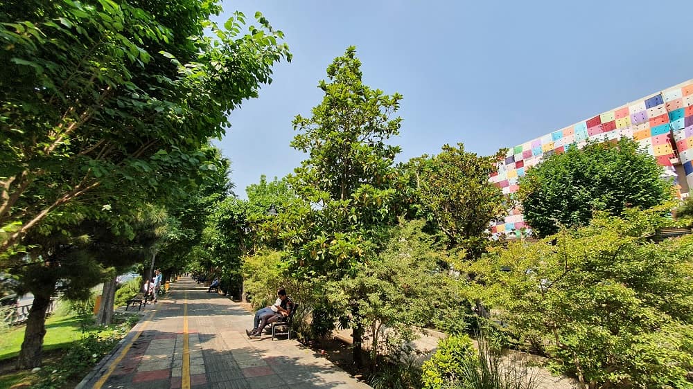نمایی از پیاده‌روی در بلوار کشاورز تهران
