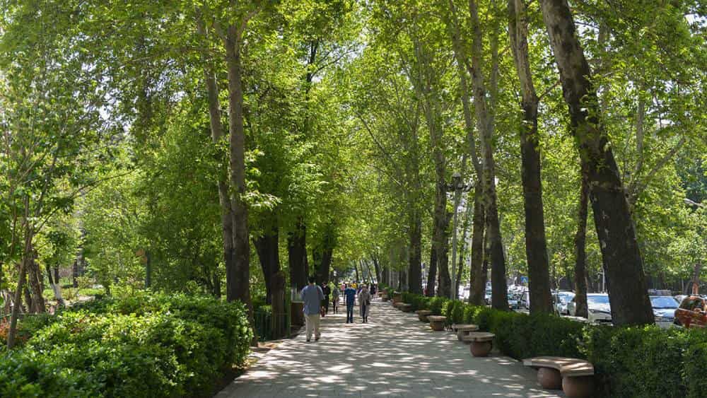 یک پیادهرو در محله نیاوران تهران