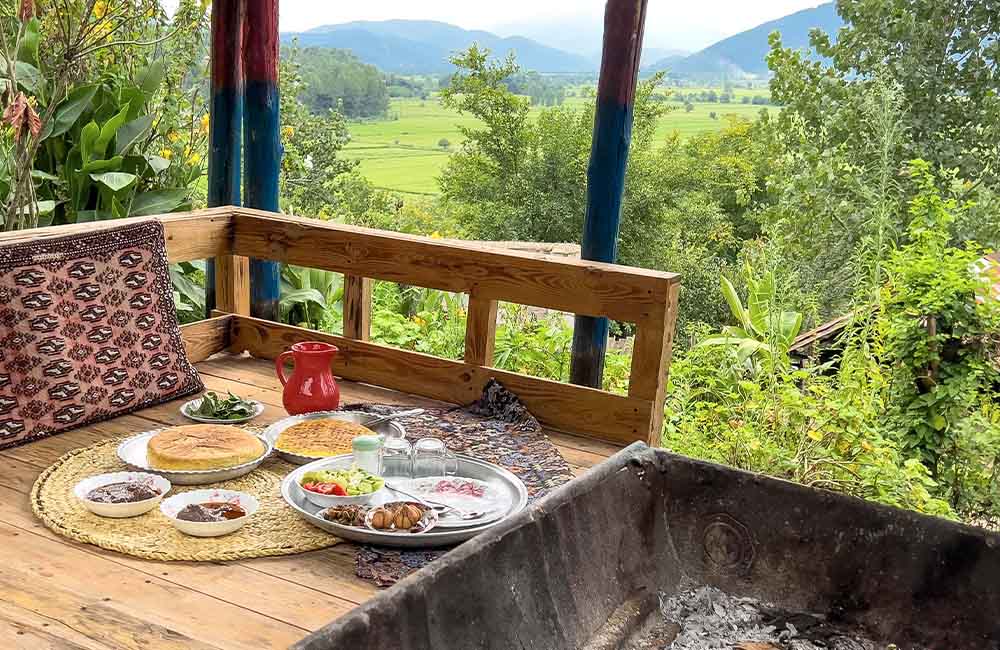 یک وعده غذای سنتی رشتی در ایوان یک خانه سنتی گیلانی