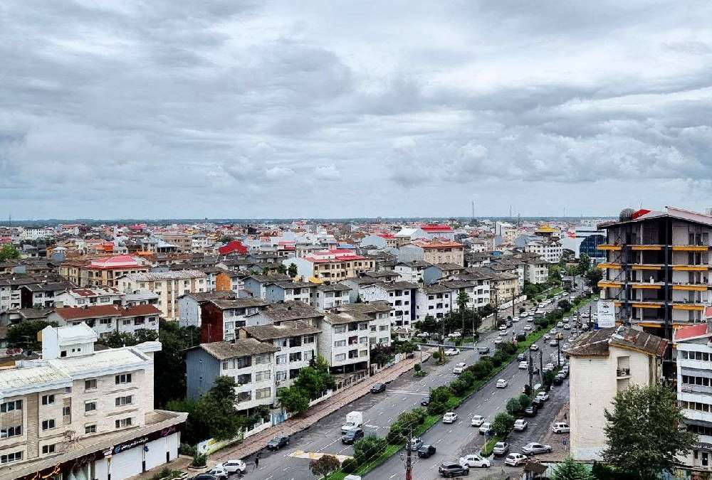 شهر رشت در یک روز ابری در آستانه بارش