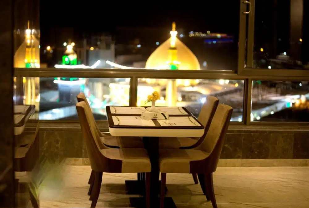 تراس اتاق هتلی در مشهد با ویو حرم امام رضا