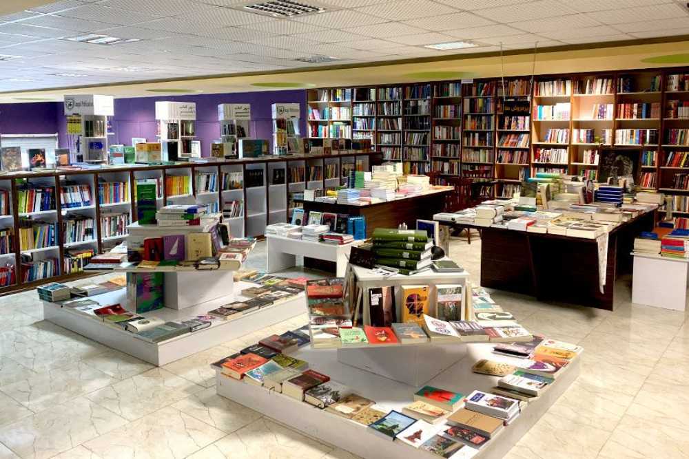 محیط داخلی شعبه مرکزی شهر کتاب تهران