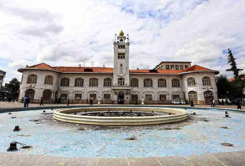 میدان شهرداری رشت در یک روز پاییزی سرد