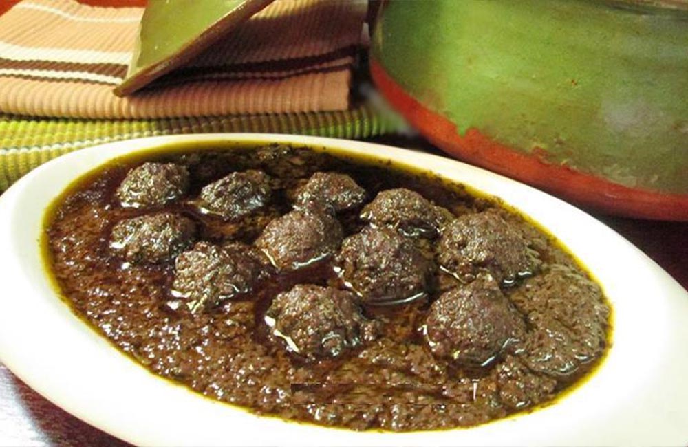 اناربیج در یک بشقاب کنار گمج