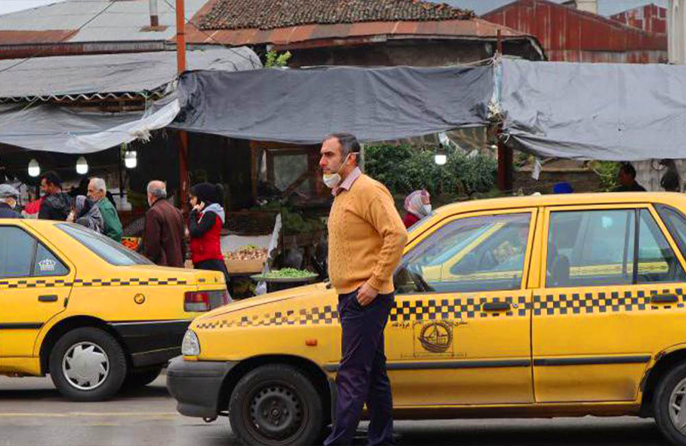 یک راننده تاکسی در انتظار مسافران در خیابان سعدی رشت