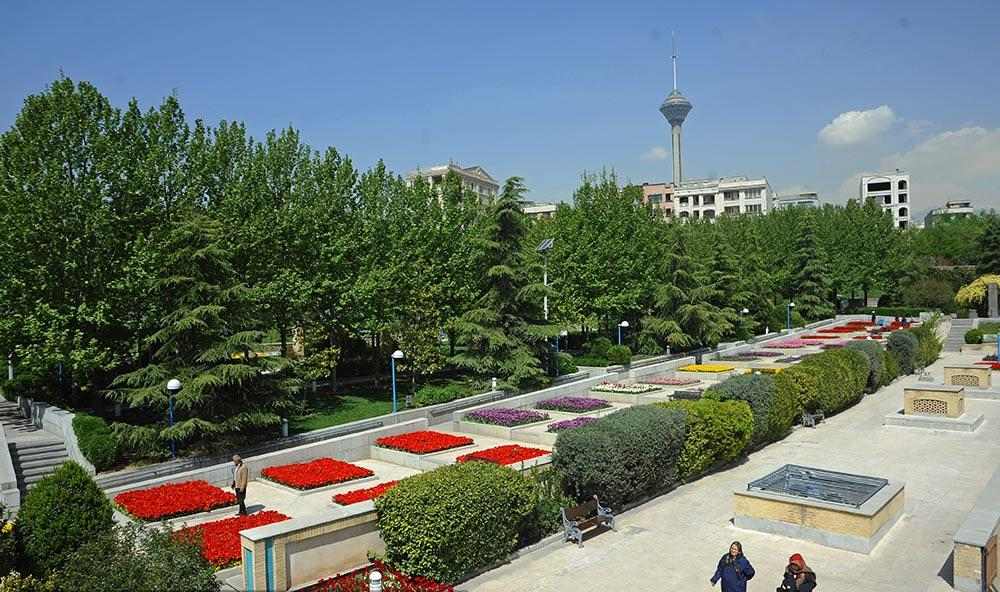 گل‌های لاله در پارک گفتگو با نمای برج میلاد