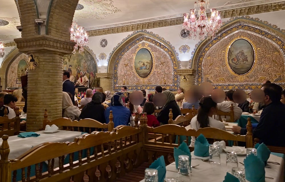 نمایی از محیط سنتی و لاکچری رستوران عالی‌قاپوی تهران