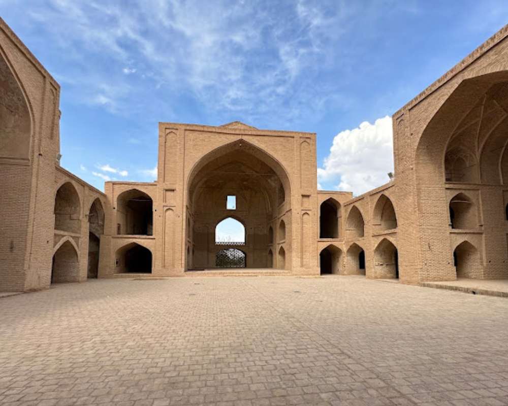 نمایی از بخش محوطه مسجد جامع اردستان