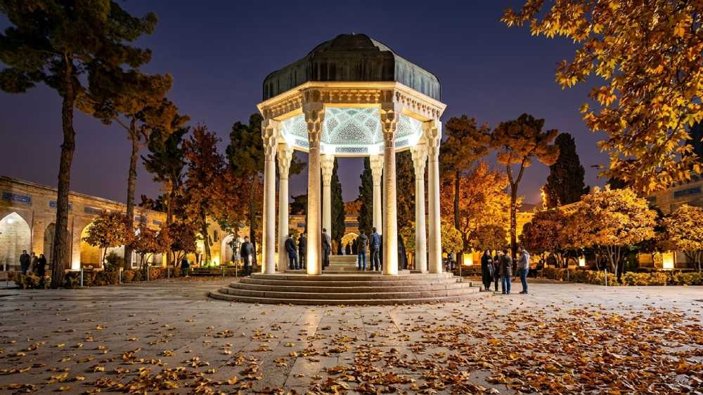 حافظیه شیراز در پاییز