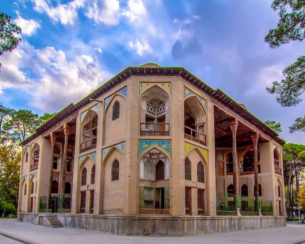نمایی از بنای کاخ هشت بهشت با معماری رنگی و آسمان ابری آبی