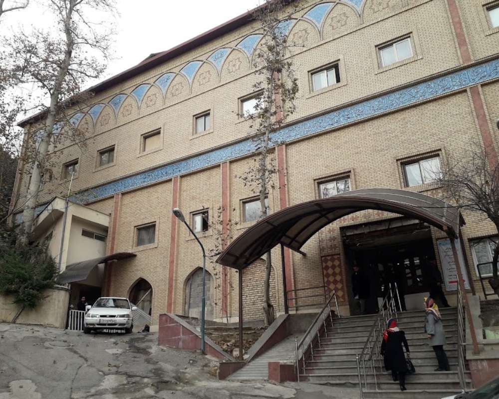 نمایی از پله ها و دروازه ورودی بیمارستان مسیح دانشوری