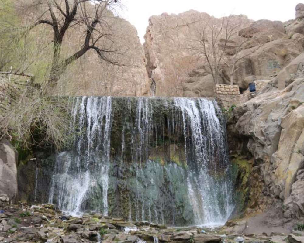 نمایی از آبشار سمیرم با پس زمینه کوهستان