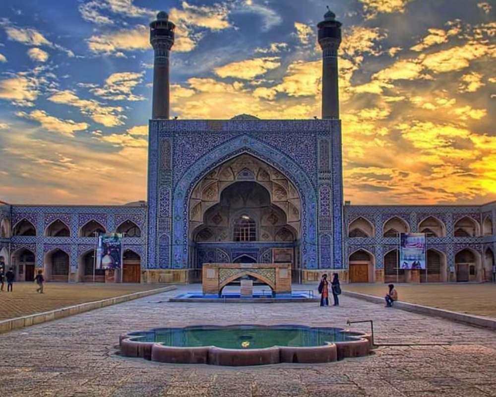 محوطه مسجد جامع اصفهان با آسمان زیبای غروب خورشید