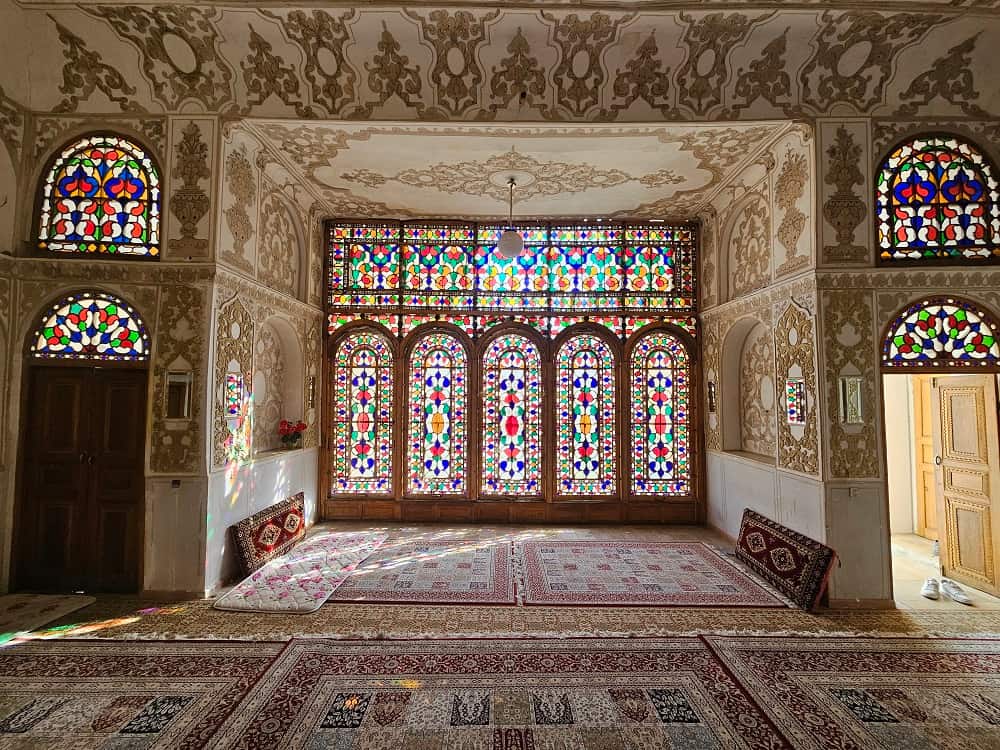 نمایی از هنر ایرانی در داخل خانه مشروطیت اصفهان