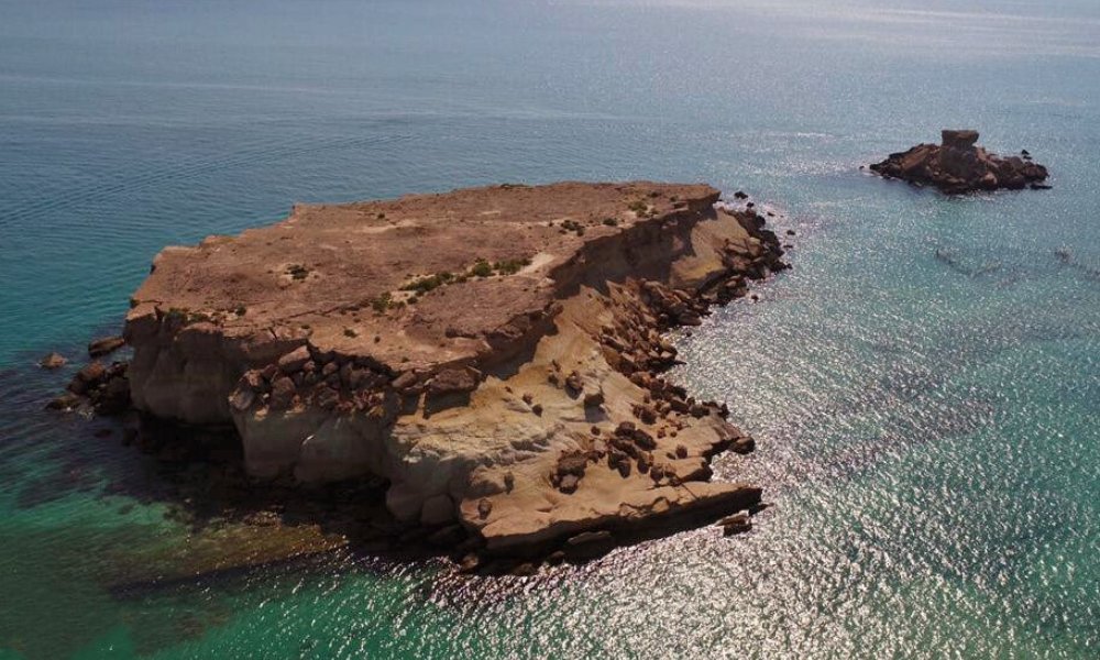 جزایر ناز از زاویه کناری و بالا با دریای آبی