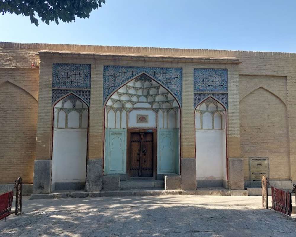 نمایی از محوطه و درب ورودی حمام علی قلی آقا