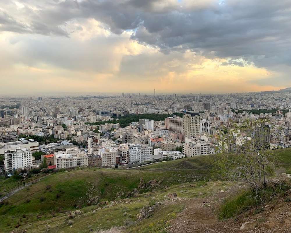 ویوی شهر تهران از بالای تپهای در دارآباد تهران