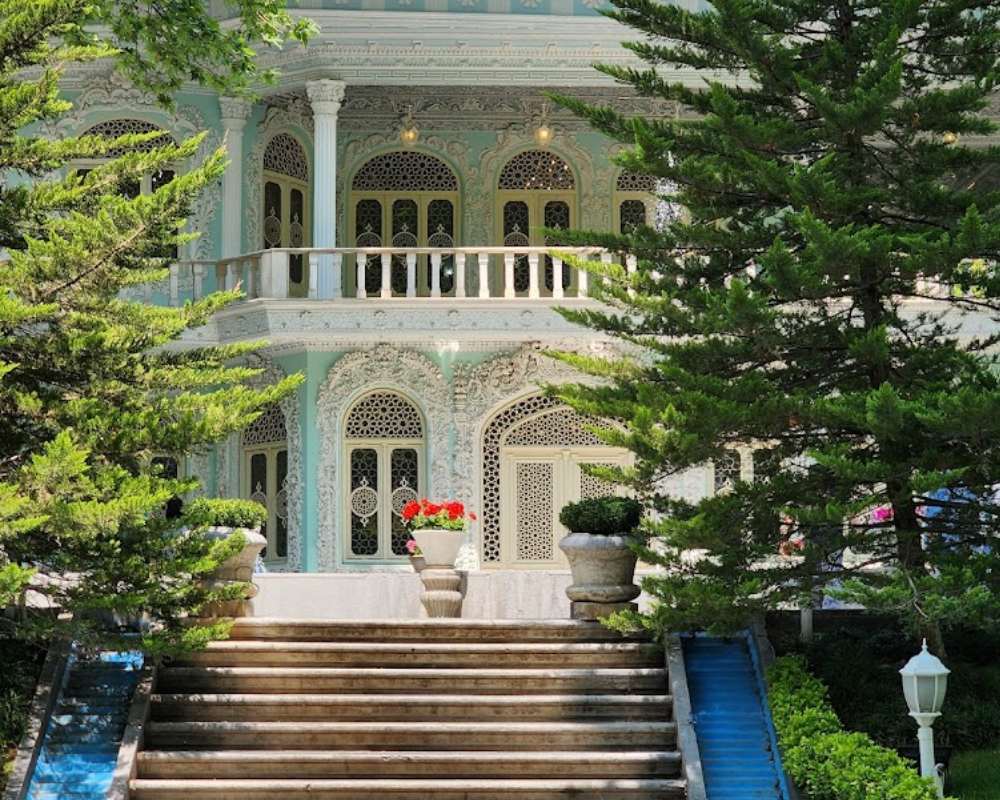 نمای ساختمان آبی باغ موزه زمان تهران و باغ مشجر آن