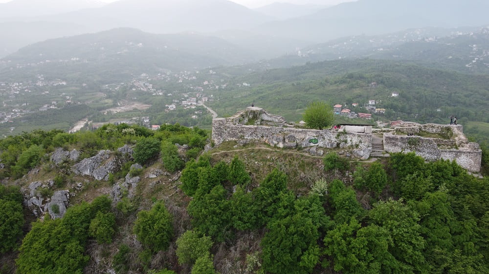 نمایی از قلعه مارکوه و اشراف آن به چشماندازی بزرگ از شهر رامسر